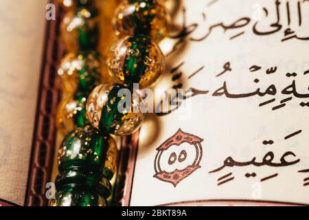 Sarajevo / Bosnie-Herzégovine - 03.05.2020:Holly Coran livre islamique gros plan dans Ramadan Kareem avec tapis de prière oriental Banque D'Images