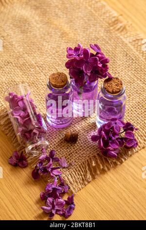 huile lilas en petites bouteilles. selective focus.nat Banque D'Images