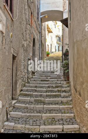 Une rue étroite entre les vieilles maisons de Patrica, une ville médiévale italienne. Banque D'Images