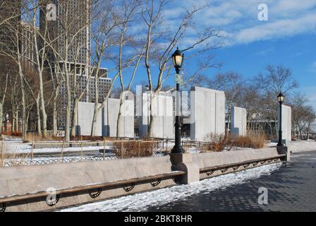 Granite Pylons Snow World War 2 East Coast Memorial Battery Park, NY 10004, États-Unis par Albino Manca Gehron & Seltzer Banque D'Images