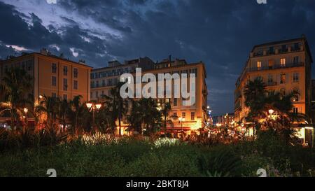 Nice, France, 20 septembre 2018 : façades joliment éclairées de vieux bâtiments de Nice au crépuscule, vues de l'Esplanade Georges Pompidou Banque D'Images