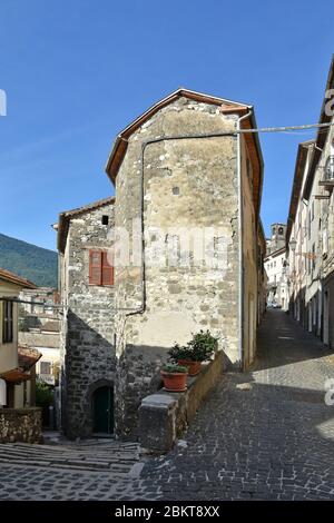 Une rue étroite entre les vieilles maisons de Patrica, une ville médiévale italienne. Banque D'Images