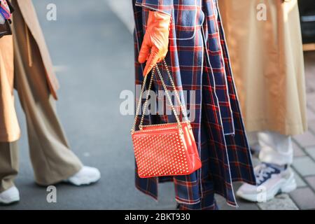 19 février 2020 : Model porte un sac à main à clous orange et une paire de gants en cuir orange pendant le défilé de mode Gucci de la semaine de la mode pour femmes Banque D'Images