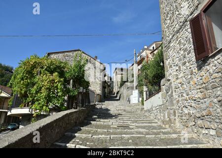 Une rue étroite entre les vieilles maisons de Patrica, une ville médiévale italienne. Banque D'Images