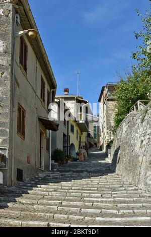 Une rue étroite entre les vieilles maisons de Patrica, une ville médiévale italienne. Banque D'Images