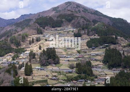 Maisons et champs dans le village agricole traditionnel d'Ochiai, Vallée d'Iya, Tokushima, Japon Banque D'Images