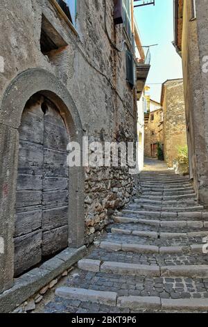 Une rue étroite entre les vieilles maisons de Patrica, une ville médiévale italienne. Banque D'Images