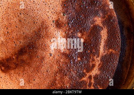 Mousse de café très gros plan. Texture et arrière-plan de la macro. Banque D'Images