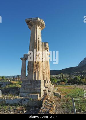 Colonnes doriques du temple archaïque à Apollon à Corinthe, Péloponnèse, Grèce contre un ciel bleu Banque D'Images