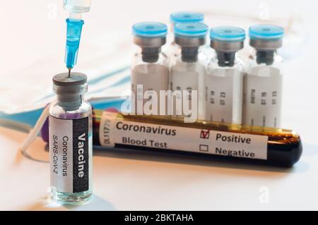 Seringue médicale avec flacon en ampoule de verre et vaccin coronavirus COVID-19. Banque D'Images