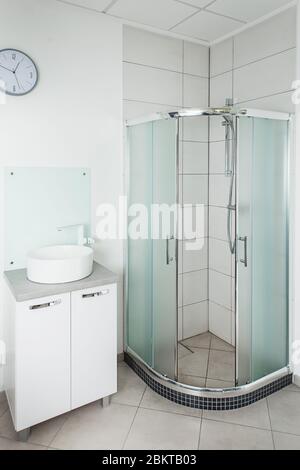 salle de bains de l'hôpital ou de la clinique. douche et lavabo Banque D'Images