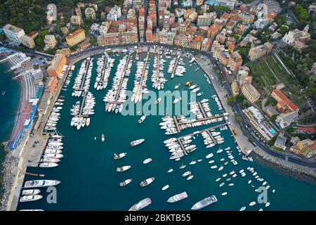 Vue sur le port avec bateaux amarrés, yachts et voiliers en mer Ligurienne. Santa Margherita Ligure est une riviera italienne près de Portofino et Banque D'Images