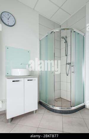 salle de bains de l'hôpital ou de la clinique. douche et lavabo Banque D'Images