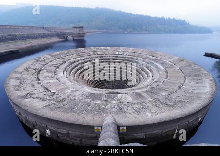 Un des 2 débordements de bellmouth dans le réservoir de Ladybower le parc national de Peak District.également connu sous le nom de 'plugholes' sont 24m de diamètre. Banque D'Images