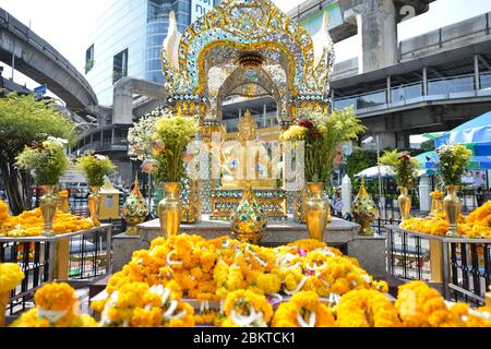 Bangkok, Thaïlande. 05e mai 2020. Erawan Shrine Ratchaprasong intersection, route Ratchadamri, sous-district de Lumphini, district de Pathumwan, Bangkok, Thaïlande pendant la crise du coronavirus (COVID-19).Bangkok : les danseurs thaïlandais portent des masques au sanctuaire d'Erawan intersection de Ratchaprasong, route de Ratchadamri, sous-district de Lumphini, district de Pathumwan, Bangkok, Thaïlande pendant la crise du virus (COVID-19). (Photo de Teera Noisakran/Pacific Press) crédit: Pacific Press Agency/Alay Live News Banque D'Images