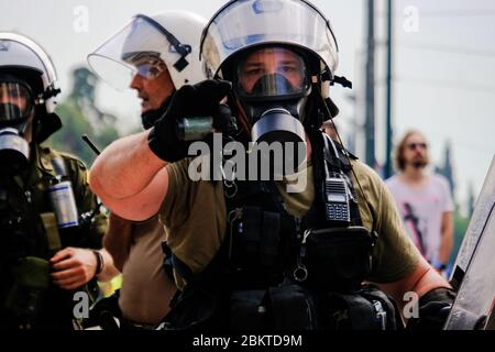 La police anti-émeutes d'Athènes répond à une manifestation étudiante à Syntagma. Banque D'Images