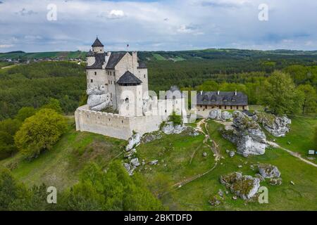 BOBOLICE, POLOGNE - 05 MAI 2020 : vue aérienne du château de Bobolice, l'une des plus belles forteresses du sentier des nids d'Eagles. Forteresse médiévale dans Banque D'Images