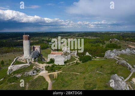 Vue aérienne de la colline du château à Olsztyn. Ruines de la forteresse médiévale dans la région du Jura près de Czestochowa. Pologne. Europe centrale. Banque D'Images