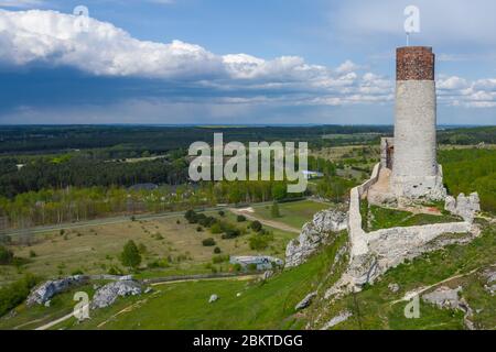 Vue aérienne de la colline du château à Olsztyn. Ruines de la forteresse médiévale dans la région du Jura près de Czestochowa. Pologne. Europe centrale. Banque D'Images