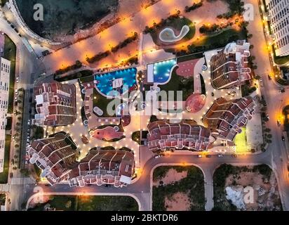 Drone point de vue photographie aérienne moderne luxueux complexe architectural résidentiel avec piscines près de la mer Méditerranée plage vue nocturne Banque D'Images