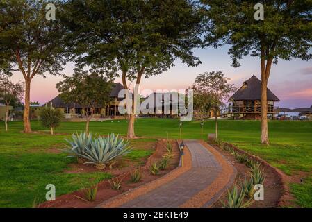 Lever du soleil au-dessus d'une game lodge de luxe près de le désert du Kalahari en Namibie Banque D'Images