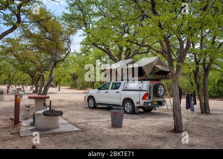 Tente située sur le toit d'une camionnette 4x4 dans un camp à Etosha National Park Banque D'Images