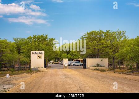 Porte d'entrée de la station de Halali et camping dans le parc national d'Etosha Banque D'Images