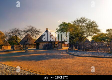 Okaukuejo station et camping dans le parc national d'Etosha au coucher du soleil Banque D'Images