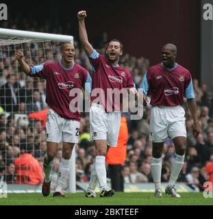 LONDRES, Royaume-Uni, MAI 01 : Don Hutchison de West Ham United célèbre son but avec Bobby Zamora et Marlon Harewood pendant Nationwide 1 entre Banque D'Images