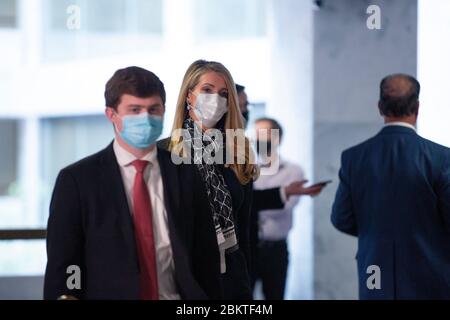Le sénateur des États-Unis Kelly Loeffler (républicain de Géorgie) se rend aux déjeuners de la politique républicaine à l'édifice du bureau du Sénat Hart à Washington, DC, États-Unis, le mardi 5 mai 2020. Crédit : Stefani Reynolds/CNP/MediaPunch Banque D'Images