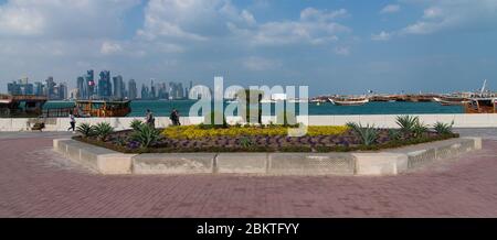 Doha, Qatar - novembre 21. 2019. Vue sur les gratte-ciels de West Bay Doha depuis le golfe depuis la promenade de la Corniche Banque D'Images