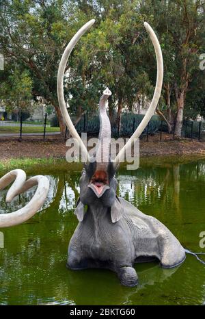 Mannequin Mammoth aux puits de la Brea Tar, Los Angeles, Californie, États-Unis Banque D'Images