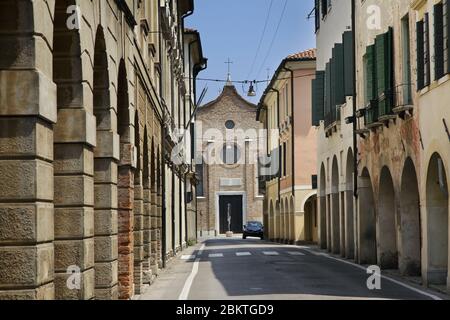 Via Carlo Alberto et église de Santa Maria Maggiore à Trévise. Vénétie. Italie Banque D'Images