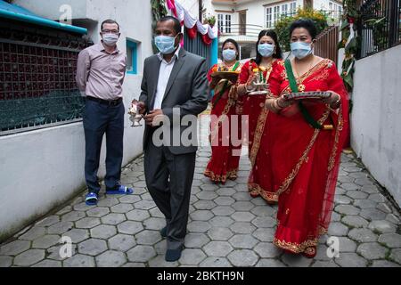 Katmandou, Népal. 05e mai 2020. La famille de la mariée marche pour accueillir le marié avant la cérémonie de mariage pendant le 44e jour d'un gouvernement imposé confinement en raison de préoccupations concernant la propagation de la maladie de coronavirus à Katmandou, Népal, le mardi 5 mai 2020. (Photo de Prabin Ranabhat/Pacific Press/Sipa USA) crédit: SIPA USA/Alay Live News Banque D'Images