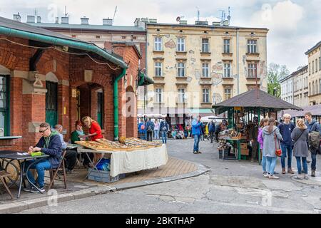 Plac Nowy avec des restaurants et des visiteurs dans le quartier juif de Cracovie Banque D'Images