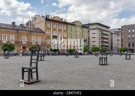 Chaises vides, mémorial des victimes juives de la Seconde Guerre mondiale, Cracovie, Pologne Banque D'Images