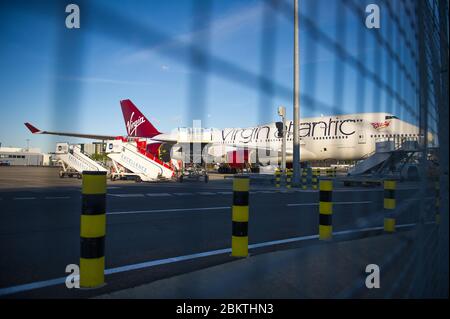 Glasgow, Royaume-Uni. 5 mai 2020. Photo : Virgin Atlantic (Ruby Tuesday) le Boeing 747-400 jumbo est mis à terre indéfiniment à l'aéroport de Glasgow pendant le confinement prolongé du coronavirus (COVID19). Virgin Atlantic a annoncé qu'elle gardera également ses activités fermées à Gatwick, ce qui aura des répercussions considérables pour d'autres compagnies aériennes et le sud de l'Angleterre. Crédit : Colin Fisher/Alay Live News Banque D'Images