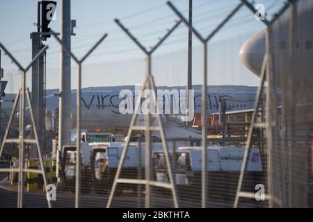 Glasgow, Royaume-Uni. 5 mai 2020. Photo : Virgin Atlantic (Ruby Tuesday) le Boeing 747-400 jumbo est mis à terre indéfiniment à l'aéroport de Glasgow pendant le confinement prolongé du coronavirus (COVID19). Virgin Atlantic a annoncé qu'elle gardera également ses activités fermées à Gatwick, ce qui aura des répercussions considérables pour d'autres compagnies aériennes et le sud de l'Angleterre. Crédit : Colin Fisher/Alay Live News Banque D'Images