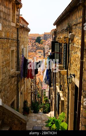 Vue sur un escalier en colimaçon depuis les murs du château de la vieille ville de Dubrovnik, Croatie, le 1er septembre 2019. Banque D'Images