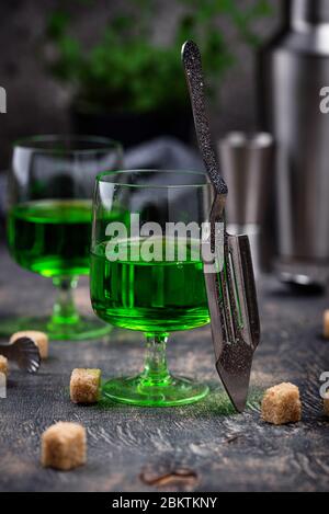 Verre d'absinthe avec sucre de canne Banque D'Images