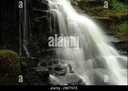 Chute d'eau avant-dernière sur le Nant Bwrefwr. Banque D'Images