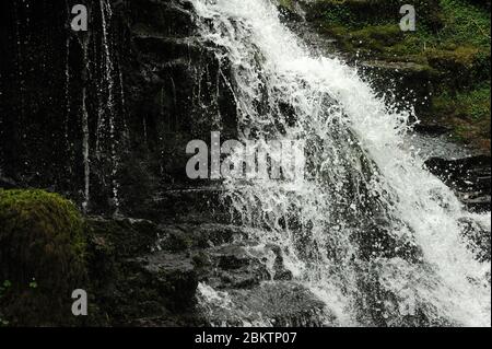 Chute d'eau avant-dernière sur le Nant Bwrefwr. Banque D'Images