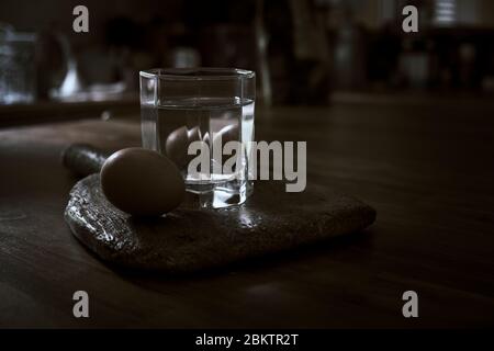 Étude de la réfraction des oeufs deux oeufs et le verre Whisky sur un batteur à tapis. Banque D'Images