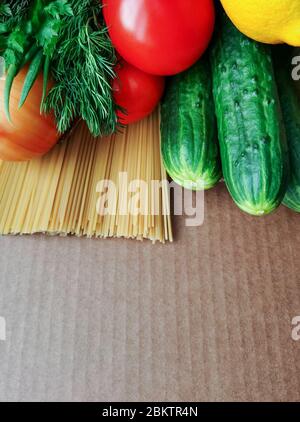 Légumes et légumes frais pour salade dans une boîte. Boîte de dons avec nourriture. Banque D'Images