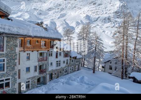 Village de ski sur fond d'Alpes italiennes, Breuil-Cervinia, Valle d'Aoste, Italie Banque D'Images