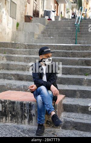 Naples, Italie. 04e mai 2020. Naples, Italie - 4 mai 2020 - les Napolitans le premier jour de la deuxième phase après la fermeture de tous les exercices d'utilité publique émis par le gouvernement central pour lutter contre la pandémie du virus Covid-19. (Photo de Fabio Sasso/Pacific Press/Sipa USA) crédit: SIPA USA/Alay Live News Banque D'Images