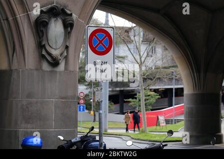 Pas de parking situé dans le centre de Zurich, Suisse, mars 2020. L'affiche se trouve sous un ancien pont. Il y a aussi un parc et un piéton Banque D'Images