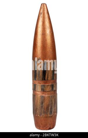 La balle de 12,7 mm après avoir tiré à partir d'une mitrailleuse lourde de 12.7 mm DShK ou d'un fusil de sniper anti-matériel utilisé par l'ancienne Union soviétique isolé sur b blanc Banque D'Images