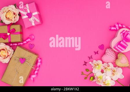 Décoration romantique avec cadeaux pour une journée spéciale Banque D'Images
