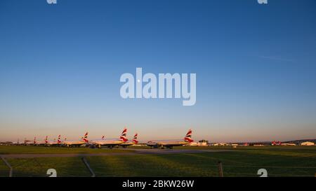 Glasgow, Royaume-Uni. 5 mai 2020. Photo : (en bas à droite) Ruby Tuesday Boeing 747-400 et Airbus A330-300 Honkytonk Woman, Virgin Atlantic Wide body jets mis à la terre indéfiniment à l'aéroport de Glasgow pendant le confinement prolongé du coronavirus (COVID19). (Notez les 14 avions Airbus British Airways mis à la terre sur la gauche). Virgin Atlantic a annoncé qu'elle gardera également ses activités fermées à Gatwick, ce qui aura des répercussions considérables pour d'autres compagnies aériennes et le sud de l'Angleterre. Crédit : Colin Fisher/Alay Live News Banque D'Images